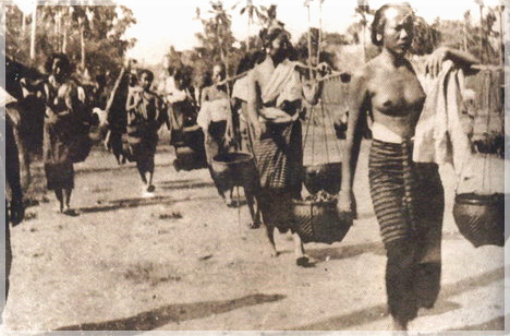 Women going to the market, Lampoon City, taken by Luang Anusarnsoonthorn in 1902